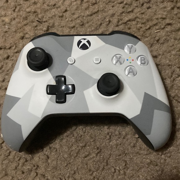 Selling Xbox one controller,used works good just don’t want it anymore - Picture 1 of 1